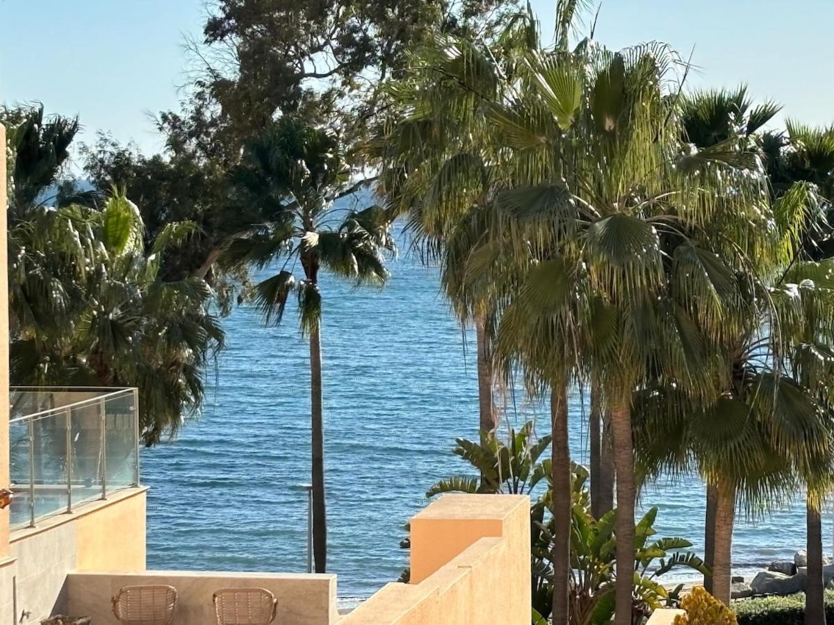 Apartment 5 Stars Beachfront Paradise - Seaview, Always Heated Pool, Gym, Sauna!